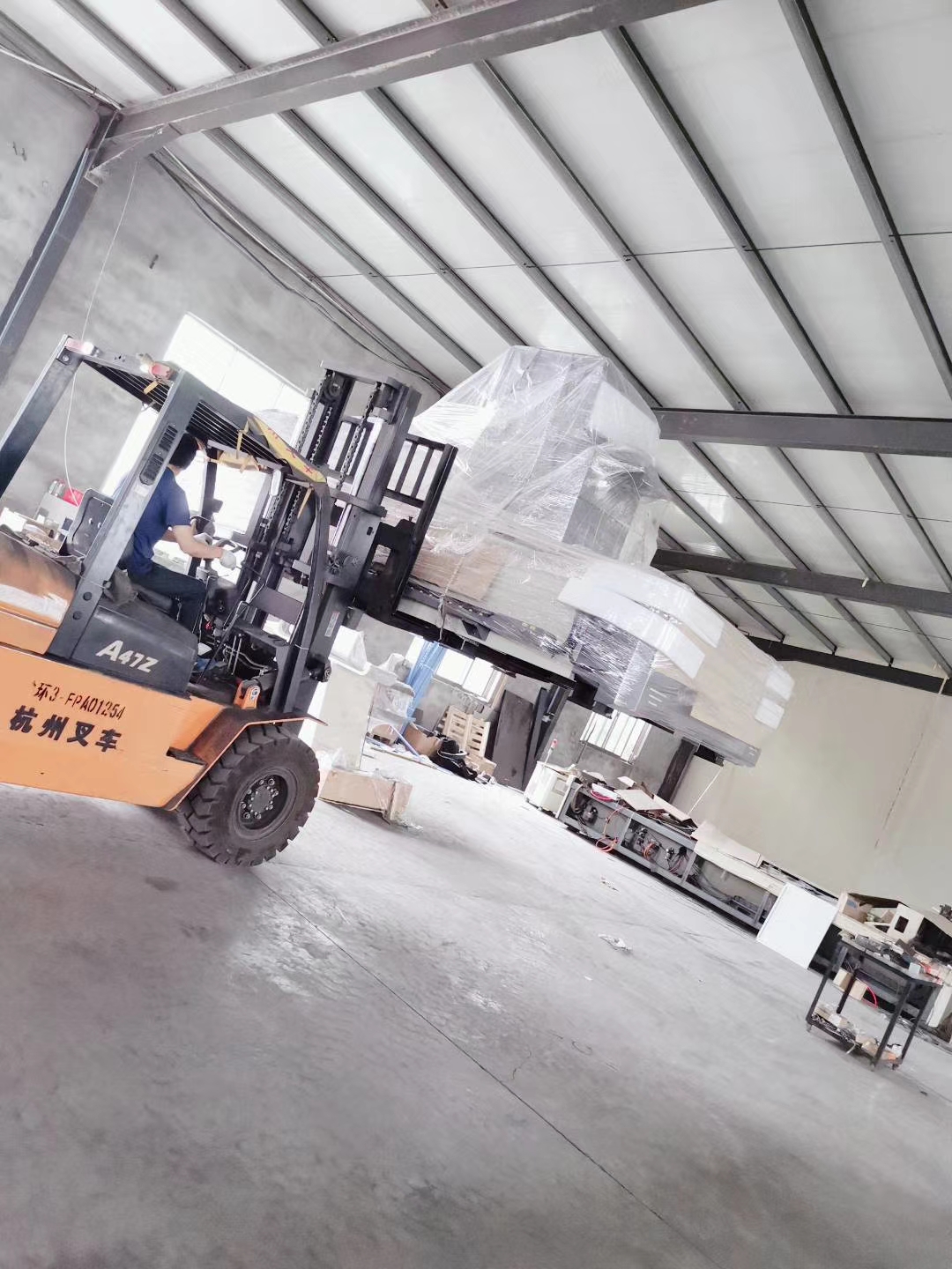 龙泰激光设备发货,给加班的同志点赞